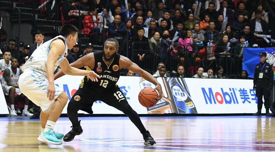 天山脚下三剑客围剿“丁神”,这轮季后赛燃爆了! 可兰白克-马坎接球后毫不犹豫,迎着防守人高高跃起,三分线外百步穿杨,这是属于新疆队长的冷血时刻。