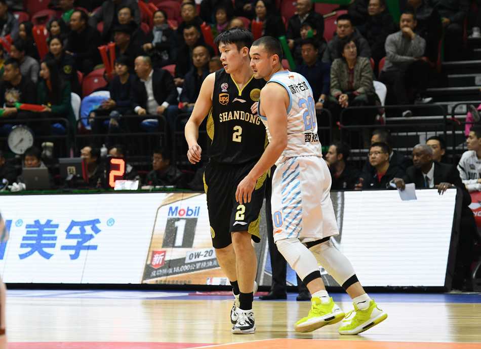 天山脚下三剑客围剿“丁神”,这轮季后赛燃爆了! 面对西热力江的贴身紧逼和可兰白克的虎视眈眈,丁彦雨航毫无惧色,强行突破上篮,肌肉碰撞的声音仿佛穿透了屏幕。