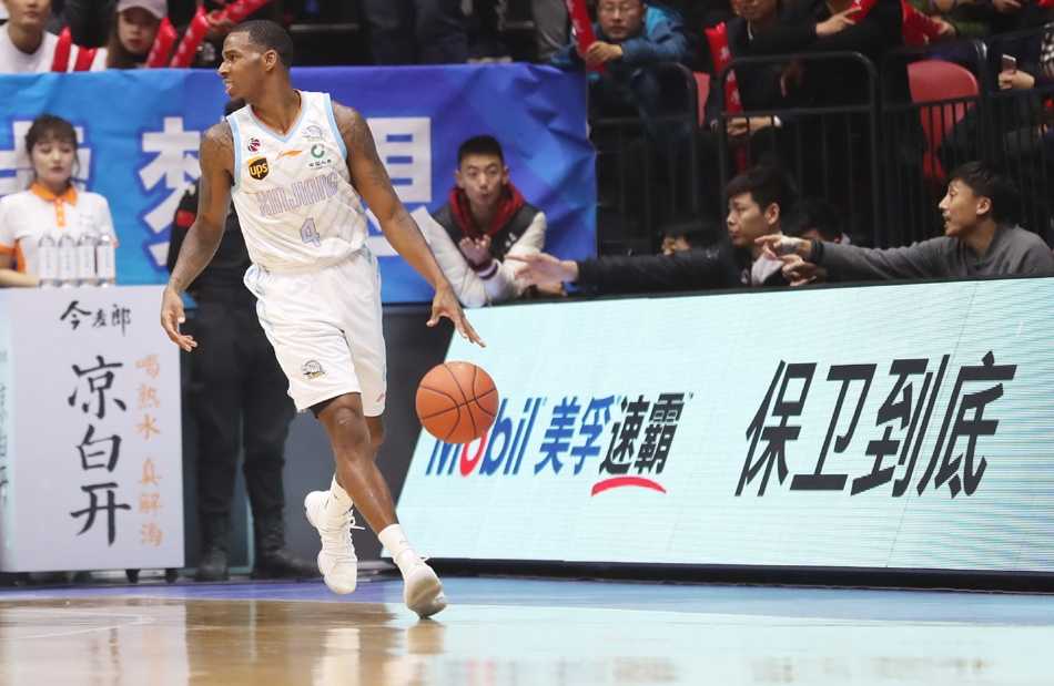 天山脚下宿命难违,李根二十三刀劈落山东四连胜 贾诚在孙桐林的头顶摘下前场篮板,面对三人合围强硬补篮命中,这一刻他不再是小将,而是山东内线最可靠的磐石。