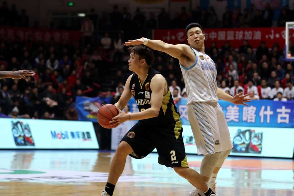 天山脚下宿命难违,李根二十三刀劈落山东四连胜 李根在劳森面前高高跃起,肌肉虬结的手臂稳稳将球拨出,3+1打成的瞬间,整个红山体育馆的欢呼声几乎要将穹顶掀翻。