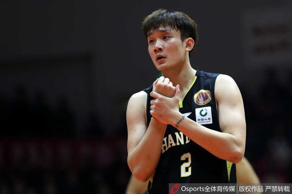 天山脚下宿命难违,李根二十三刀劈落山东四连胜 丁彦雨航低着头走向球员通道,23分的光彩掩盖不住错失绝杀的落寞,身后记分牌上的111分,记录着山东篮球最接近破咒的一次壮烈。