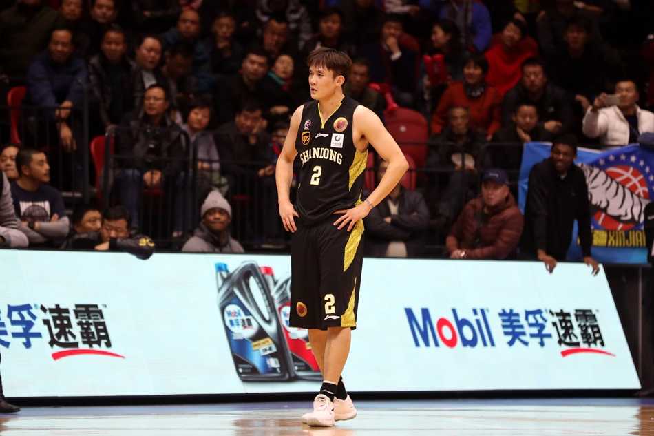 天山脚下宿命难违,李根二十三刀劈落山东四连胜 丁彦雨航扛着防守悍将西热力江的撕咬,在失去重心的瞬间强行将球抛向篮筐,眼神里满是不甘与对胜利的极度渴望。