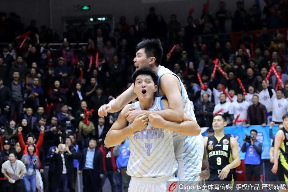 天山脚下宿命难违,李根二十三刀劈落山东四连胜 终场哨响的瞬间,可兰白克与俞长栋紧紧相拥,汗水与喜悦交织,他们用血肉之躯捍卫了这座球馆不败的神话。