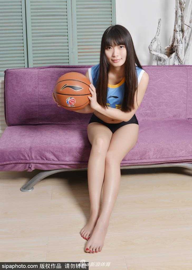 天山脚下的绚丽风景线 女球迷与新疆广汇共谱飞虎冠军梦 篮球宝贝们在训练间隙合影,她们拥有健康的小麦色肌肤和修长美腿,笑容里洋溢着青春的自信与活力。