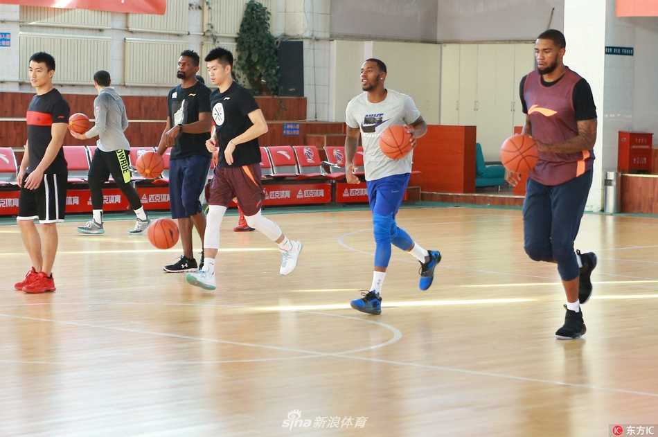 天山脚下誓言卫冕:新疆男篮新赛季启航,剑指王朝霸业 防守悍将西热力江张开双臂全力防守,眼神坚毅如铁,他用令人窒息的外线压迫延续着新疆的钢铁防线。