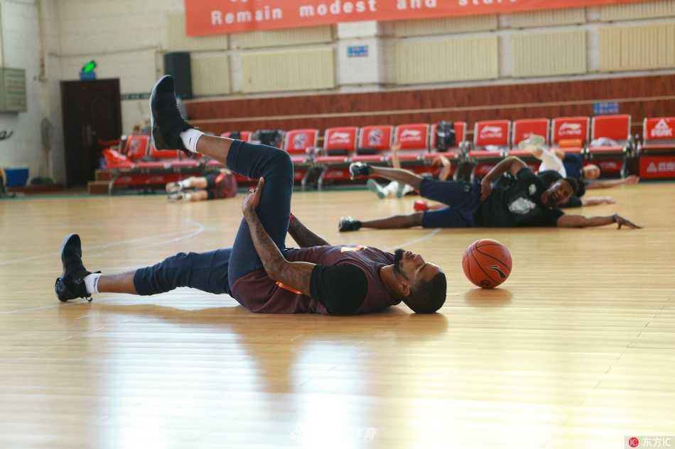 天山脚下誓言卫冕:新疆男篮新赛季启航,剑指王朝霸业 新疆飞虎众将齐聚训练馆,队长可兰白克神情专注聆听训话,卫冕冠军的沉稳与杀气在空气中弥漫。