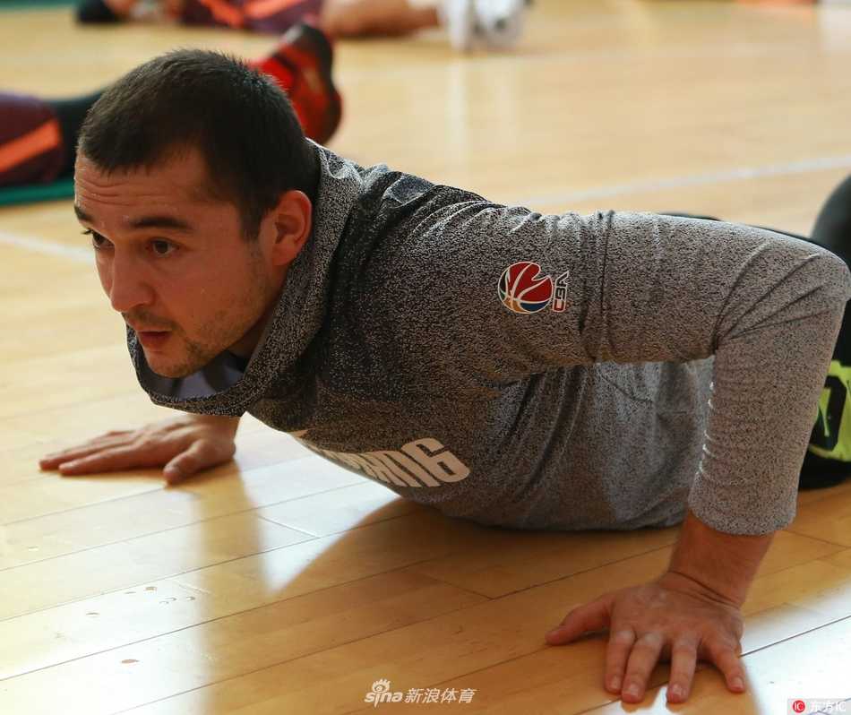 天山脚下誓言卫冕:新疆男篮新赛季启航,剑指王朝霸业 年轻锋线阿不都沙拉木在训练中自信出手,经历国家队和全运会洗礼后,他被寄予厚望成为新疆新一代锋线尖刀。