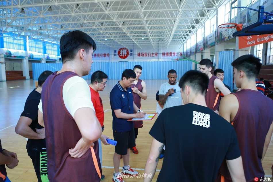 天山脚下誓言卫冕:新疆男篮新赛季启航,剑指王朝霸业 锋线悍将李根在对抗中强硬上篮,他的身体优势与篮下终结能力,是新疆撕开对手防线的王牌武器。