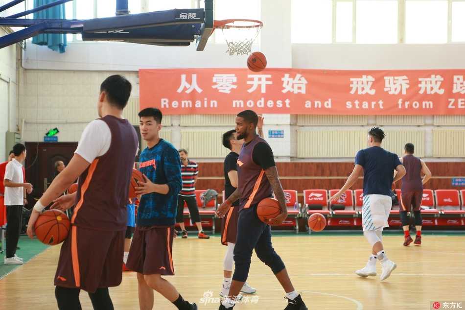 天山脚下誓言卫冕:新疆男篮新赛季启航,剑指王朝霸业 功勋主帅李秋平场边亲自上阵指导,用手臂划出战术路线,他的运筹帷幄将是新疆应对阵容变化的关键所在。