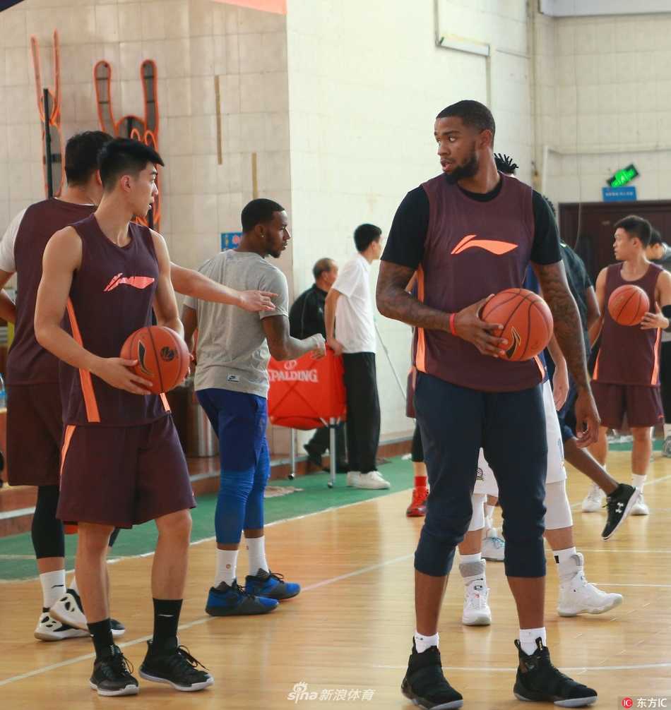 天山脚下誓言卫冕:新疆男篮新赛季启航,剑指王朝霸业 后场核心亚当斯持球快速推进,眼神如猎鹰般锐利,新赛季他将承担起串联全队与攻城拔寨的双重重任。