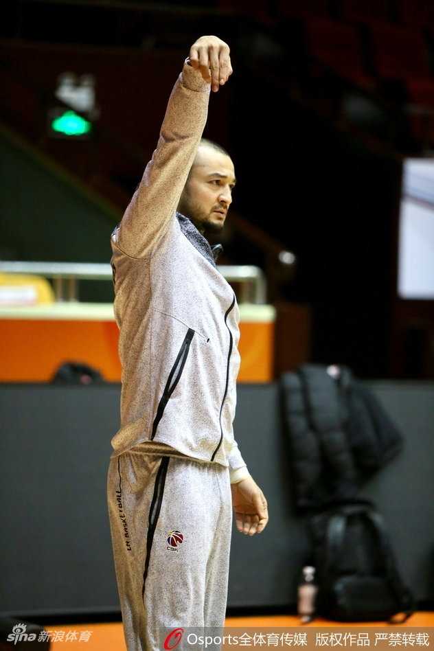 可兰白克完成一次势大力沉的扣篮后，单手抓筐，身体在空中舒展成一张弓，肌肉线条在瞬间迸发出力量的美感，引得场边队友一片惊叹。