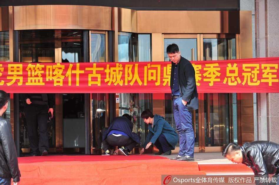 天山飞虎十五载圆梦总冠军 乌鲁木齐万人空巷迎王者 西热力江作为新疆精神的代表人物,第一个走下飞机,他高举双手向球迷致意,脸上的笑容比新疆的阳光还要灿烂,身后的队友们依次步出舱门。