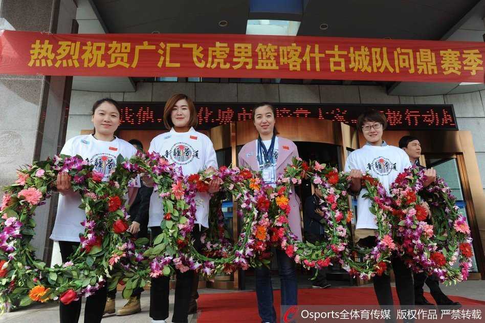 天山飞虎十五载圆梦总冠军 乌鲁木齐万人空巷迎王者 球队投资人孙广信紧紧抱起总决赛MVP亚当斯,两人脸上洋溢着梦想成真的喜悦,身后的队友和教练组成员也都被这温情而激动的一幕所感染。