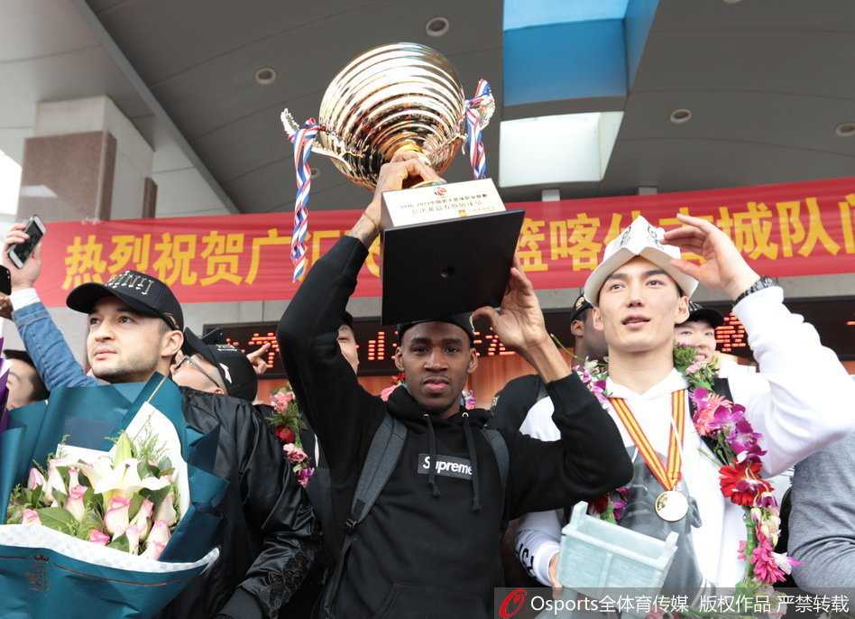 天山飞虎十五载圆梦总冠军 乌鲁木齐万人空巷迎王者 新疆男篮全体成员在球队专机前合影留念,总冠军至尊鼎在阳光下熠熠生辉,每个人的脸上都绽放着胜利的笑容,记录下这属于新疆篮球的历史性时刻。