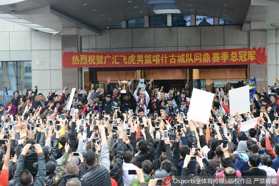 天山飞虎十五载圆梦总冠军 乌鲁木齐万人空巷迎王者 在一片蓝色的球迷海洋中,李根伸出手指指向天空,他的脸上写满了霸气与自豪,作为CBA历史上第一位在不同球队夺冠的国内球员,他在新疆再次证明了自己的价值。