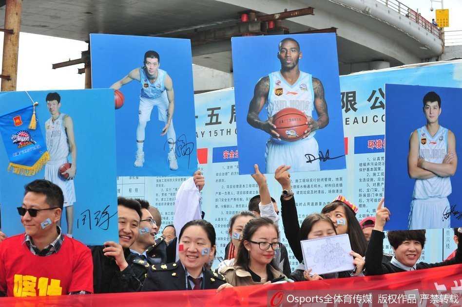 天山飞虎十五载圆梦总冠军 乌鲁木齐万人空巷迎王者 乌鲁木齐地窝堡机场航站楼内,人山人海,数千名身着新疆队球衣的球迷们高举着欢迎横幅和周琦、亚当斯等人的巨幅海报,现场气氛如同蓝色的海洋一般沸腾。