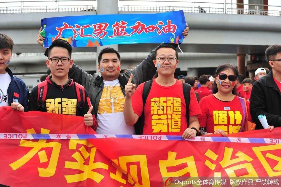 天山飞虎十五载圆梦总冠军 乌鲁木齐万人空巷迎王者 新疆男篮的大巴被热情的球迷层层包围,球员们在车内透过车窗向外张望,用手机记录下这震撼人心的欢迎场面,球迷们的手臂如林,争相与心中的英雄击掌。