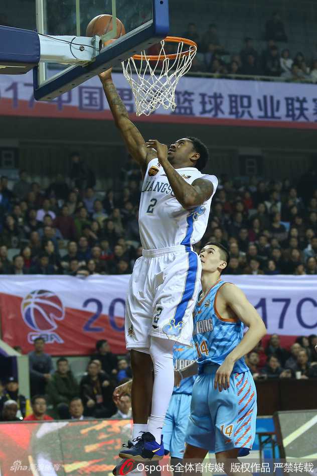 天山飞虎啸终章:新疆男篮十年磨一剑的冠军之路 李根为了救一个即将出界的球,整个人飞扑出赛场,展现出拼尽全力的铁血精神。