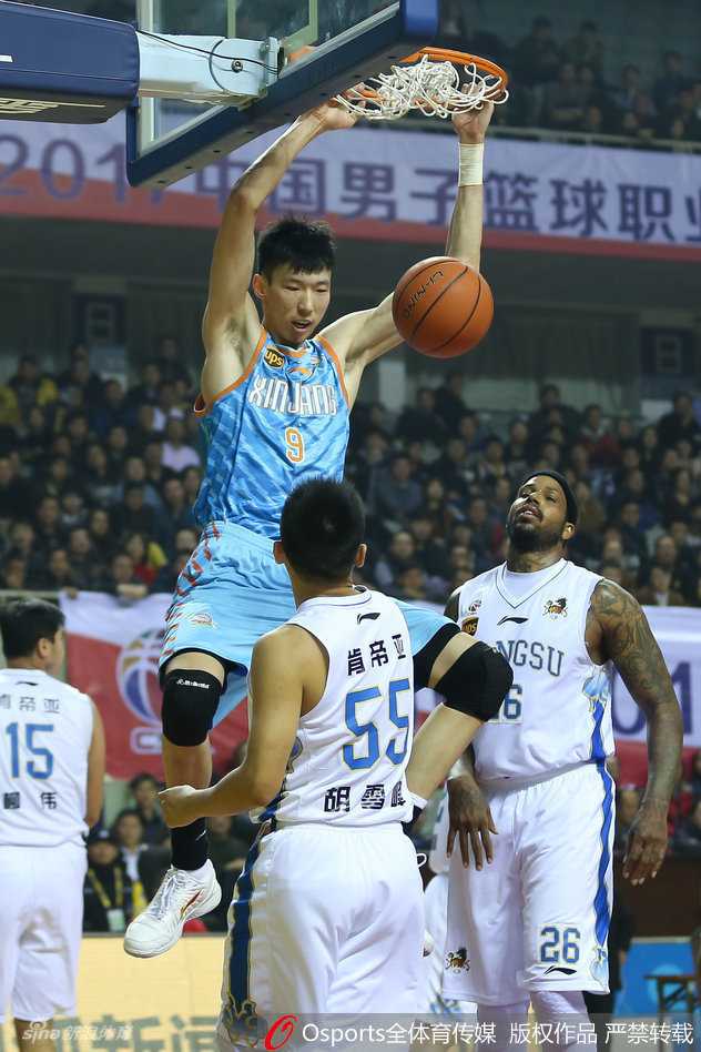 天山飞虎啸终章:新疆男篮十年磨一剑的冠军之路 周琦在对方内线群中高高跃起,犹如鹤立鸡群般完成一记势大力沉的单手劈扣,眼神中充满锐气与自信。