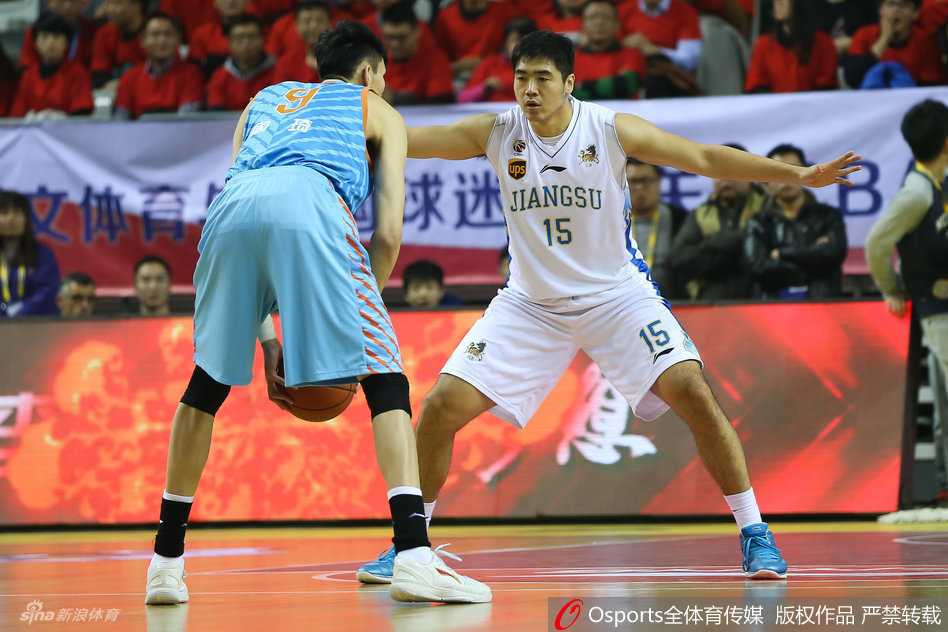 天山飞虎啸终章:新疆男篮十年磨一剑的冠军之路 亚当斯在高速奔跑中面对防守球员的封堵,依然在空中拉杆将球送出,完成一次不可思议的高难度上篮。