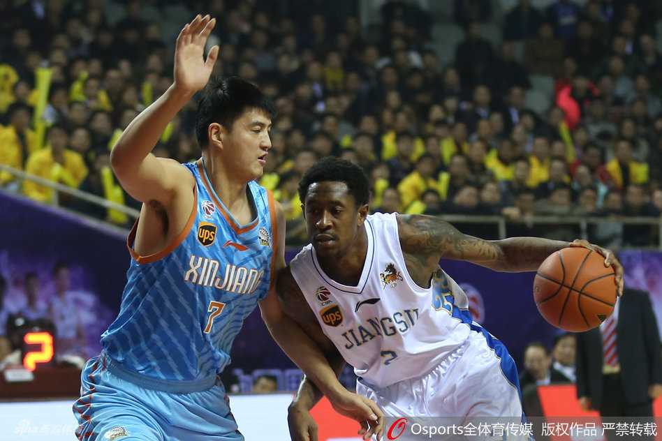 天山飞虎啸终章:新疆男篮十年磨一剑的冠军之路 西热力江在弧顶持球,眼神犀利地扫视全场,正在寻找那个能够一击制胜的传球线路。