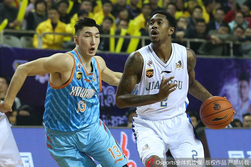 天山飞虎啸终章:新疆男篮十年磨一剑的冠军之路 可兰白克-马坎重心压得极低,手臂完全张开,像一张大网紧紧缠绕着持球的马尚-布鲁克斯,防守态度极其强硬。