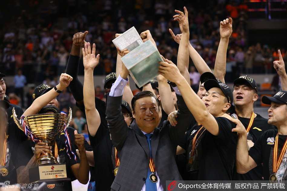 亚当斯羞涩地将MVP奖杯抱在胸前，身边的队友和教练纷纷为他鼓掌，眼神中满是敬佩，这个夜晚他不仅为球队带来冠军，也证明了自己是CBA赛场上最锋利的那把尖刀。