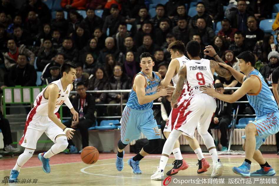 面对铜墙铁壁的防守，周琦用不属于这个高度的灵动运球，大步流星地杀向内线，如同轻盈的鹤鸟掠过湖面，直捣黄龙。