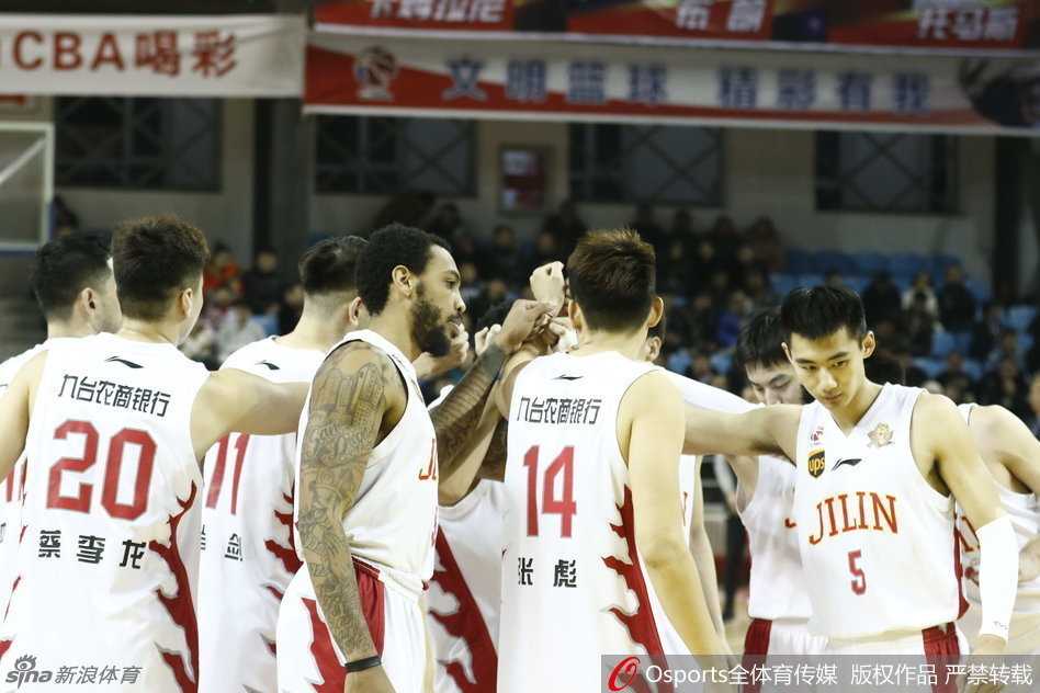 在混战中拼尽全力，虽然皮球最终滚出界外，但那股永不放弃、鱼跃争球的拼搏精神，已经深深烙印在每一个观众心中。