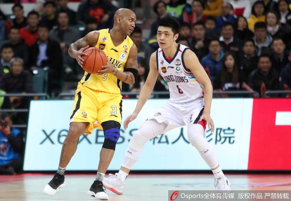 广州队外援凯尔-弗格在重围之中如蛟龙出海，高高跃起投出本场个人第57分，篮筐在他眼中如大海般宽广。