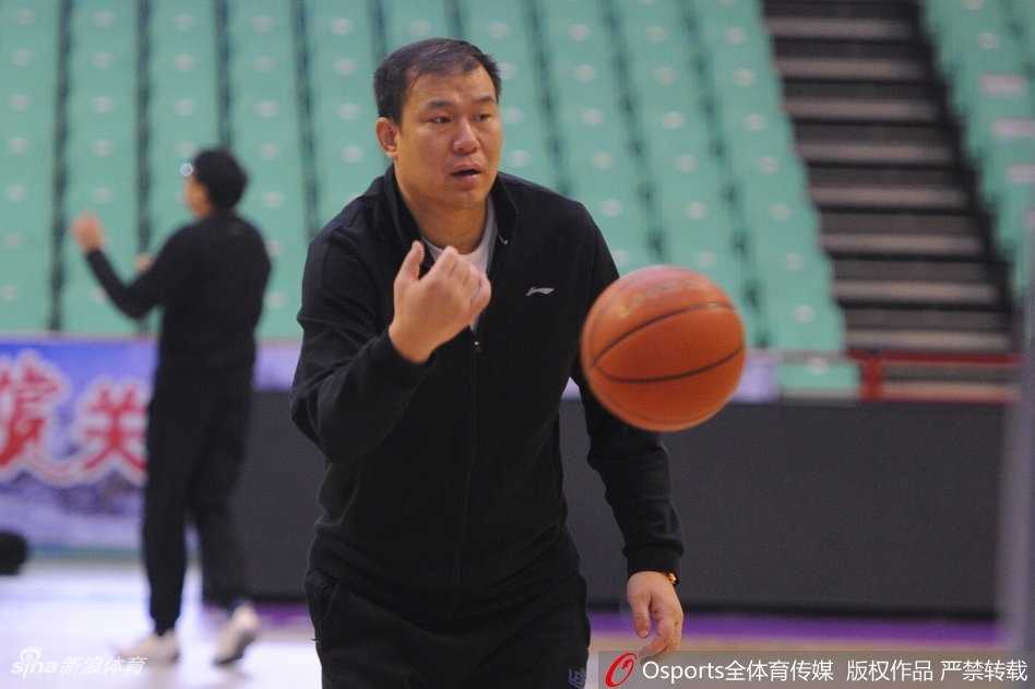 天津男篮赛前热身，队员们神情专注，拉伸筋骨，眼神中透露出对胜利的渴望，仿佛要将连败的阴霾随着汗水一同挥洒。