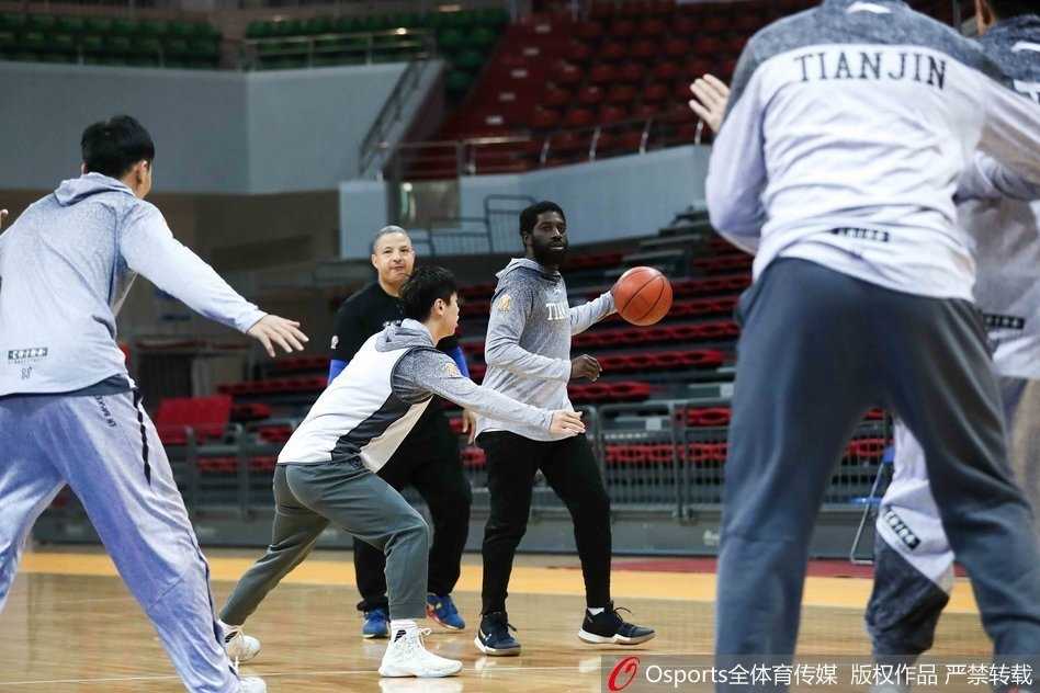 天津男篮备战第九轮 活宝霍尔曼逗乐全队 霍尔曼在训练中使出夸张的防守动作,表情搞怪,宛如场上的喜剧演员