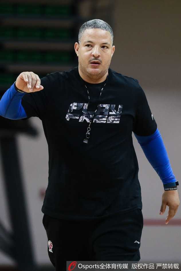 天津男篮备战第九轮 活宝霍尔曼逗乐全队 霍尔曼与队友击掌相庆,他的热情感染了身边的每一个人,团队士气高涨