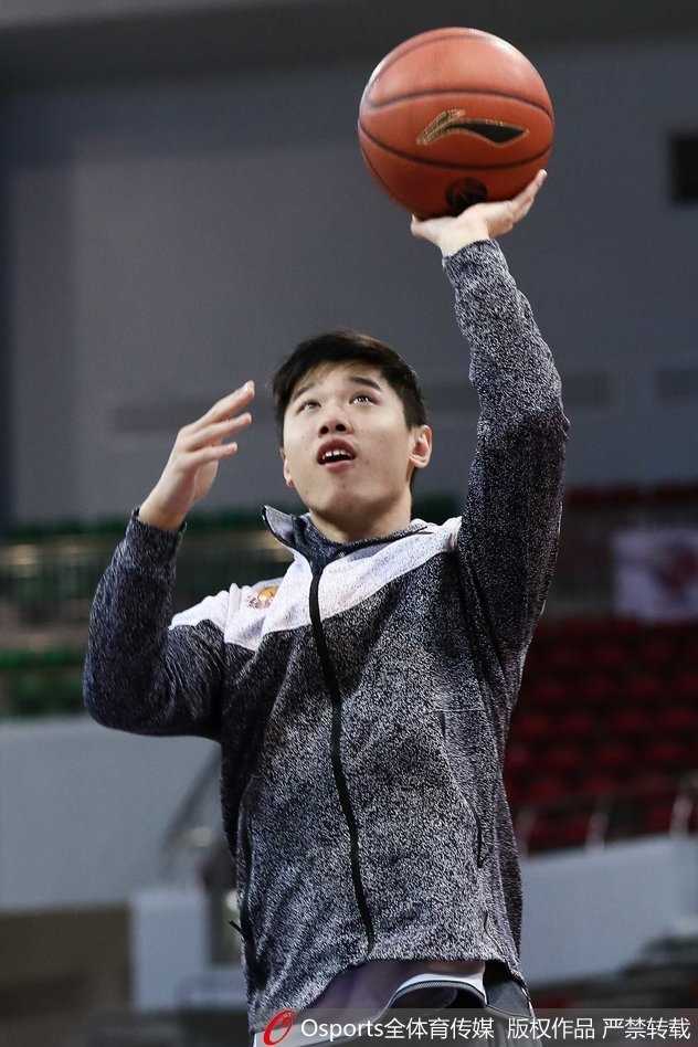 天津男篮备战第九轮 活宝霍尔曼逗乐全队 主教练徐贵军场边指导战术,霍尔曼认真聆听,眼神中透露出对胜利的渴望