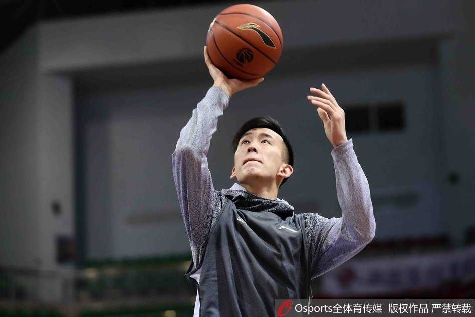 天津男篮备战第九轮 活宝霍尔曼逗乐全队 霍尔曼内线强打,面对多人包夹依然强硬出手,场边队友纷纷起立注视