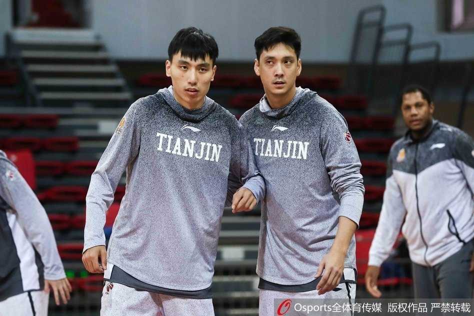 天津男篮备战第九轮 活宝霍尔曼逗乐全队 憨态可掬的霍尔曼在场边搞怪逗乐队友,训练馆内笑声连连