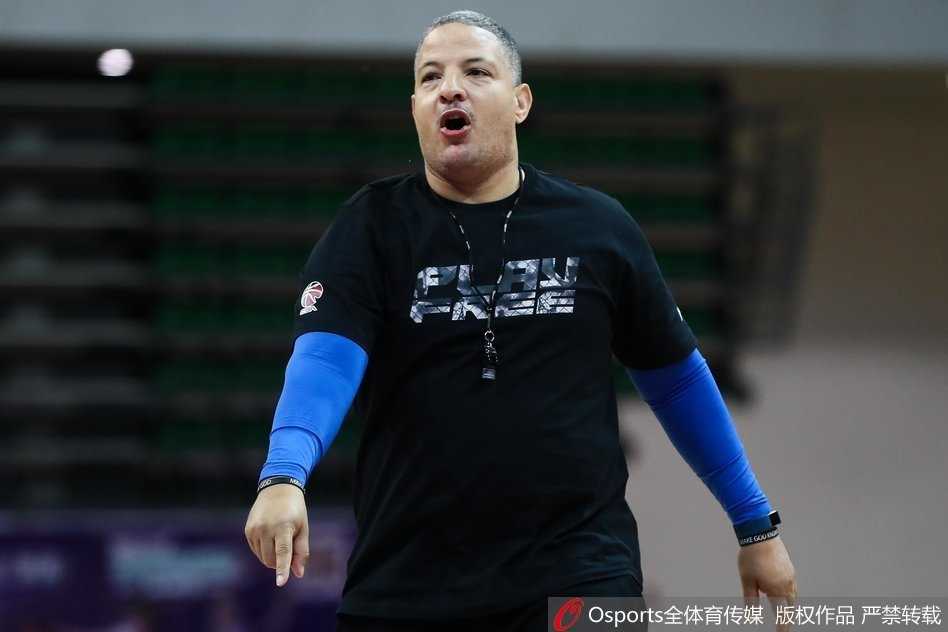 天津男篮备战第九轮 活宝霍尔曼逗乐全队 训练场上霍尔曼篮下强攻,面对防守悍将毫不手软,展现出内线统治力