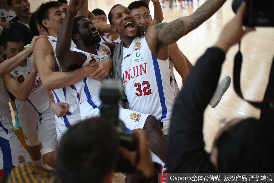 天津荣钢新势力!镜头定格“后张楠时代”首季欢腾,巨人霍尔曼变身自拍狂魔 天津男篮拍摄现场,身高两米零八的霍尔曼如同孩子王,他躺在地板上双手托举篮球,巨大的身軀和搞怪的表情逗笑了场边所有的队友和工作人员。