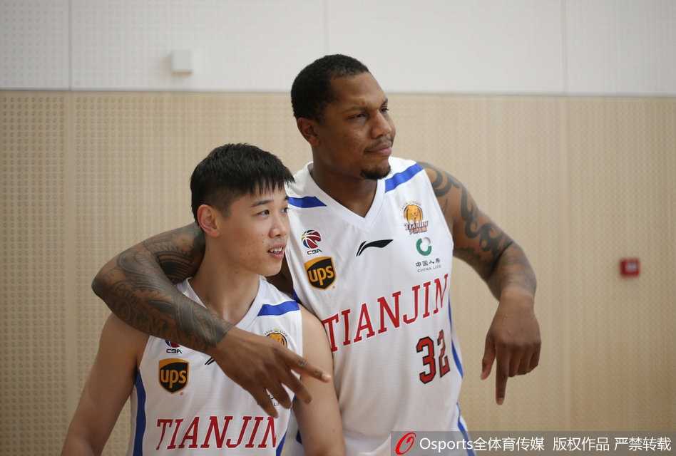 天津荣钢新势力!镜头定格“后张楠时代”首季欢腾,巨人霍尔曼变身自拍狂魔 面对镜头,霍尔曼不再是赛场上那个在内线翻江倒海的猛兽,他蜷缩在摄影椅上,双手合十放在脸侧,做出夸张的沉睡姿势,假装自己已经在镜头前甜甜入睡。