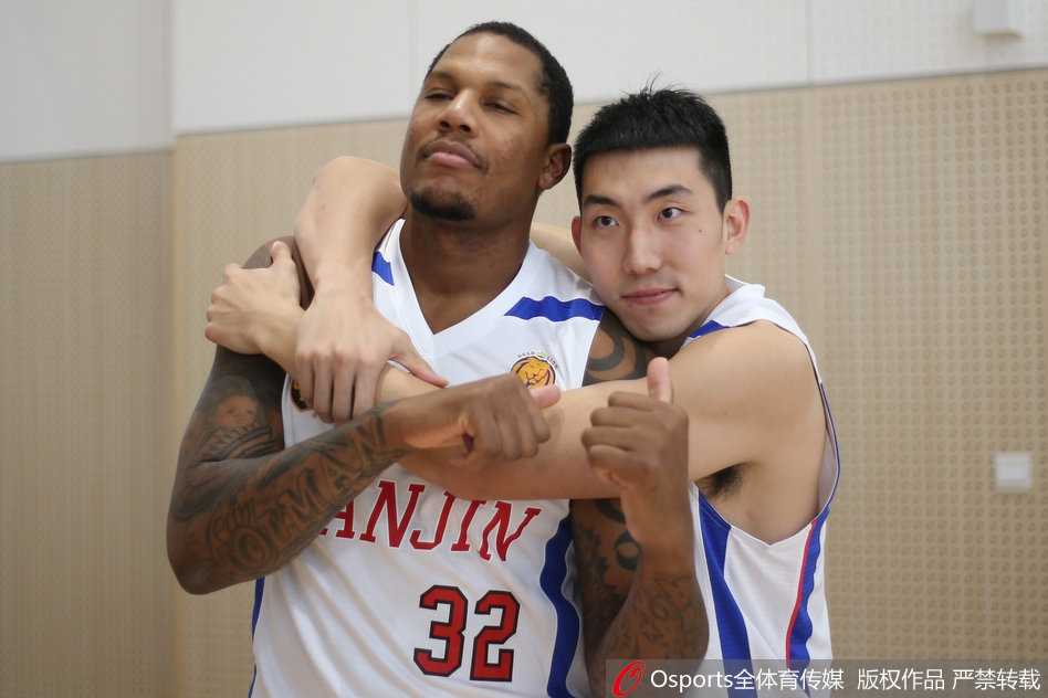 天津荣钢新势力!镜头定格“后张楠时代”首季欢腾,巨人霍尔曼变身自拍狂魔 全体队员在镜头前定格,前排的霍尔曼和杰特勾肩搭背,身后的本土球员们露出真诚的笑容,这张非传统的全家福记录下了天津男篮新 cycle 启航前最真实的团结瞬间。