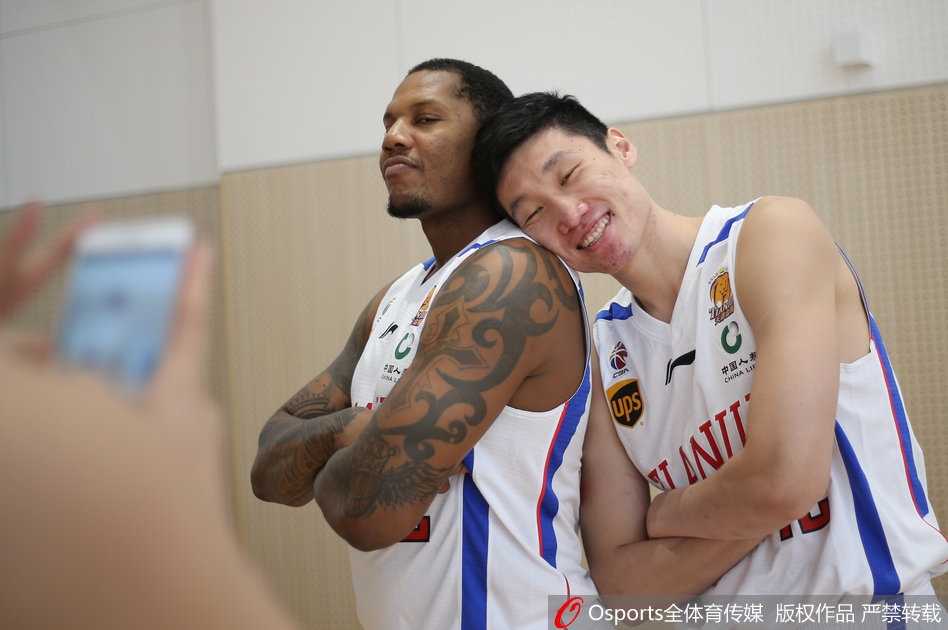 天津荣钢新势力!镜头定格“后张楠时代”首季欢腾,巨人霍尔曼变身自拍狂魔 面对摄影师的指挥,霍尔曼做出标准的投篮预备姿势,但他的眼神却飘向镜头外,嘴角藏着一丝狡黠的微笑,仿佛在酝酿下一个恶作剧。