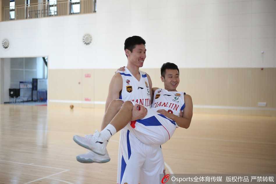 天津荣钢新势力!镜头定格“后张楠时代”首季欢腾,巨人霍尔曼变身自拍狂魔 拍摄间隙,霍尔曼手持自拍杆与队友们完成大合影,他那超过两米的身高让他轻松俯拍全场,屏幕里挤满了天津队球员们灿烂的笑脸。