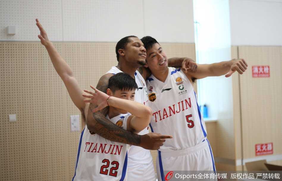 天津荣钢新势力!镜头定格“后张楠时代”首季欢腾,巨人霍尔曼变身自拍狂魔 在一片蓝色的座椅背景前,队友们默契配合,在霍尔曼身后围成一圈,大家同时做出夸张的欢呼表情,仿佛在庆祝一场已经到手的胜利。