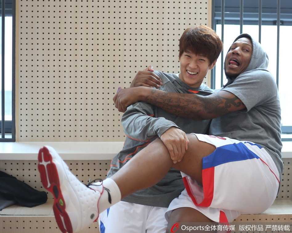 硬汉杰特也放下矜持，与霍尔曼勾肩搭背，对着镜头做出同款搞怪鬼脸。