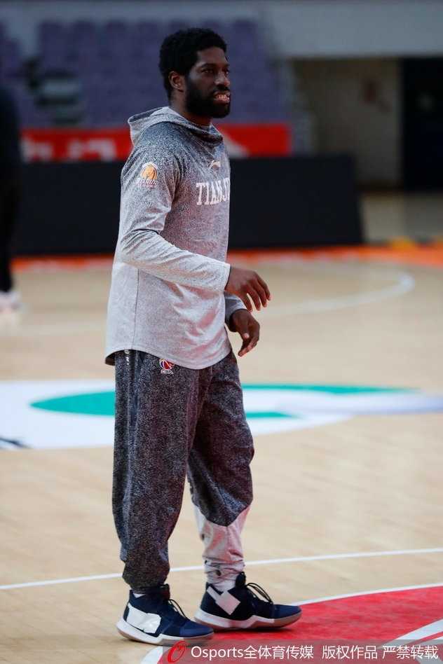 天津荣钢队积极备战第二十三轮常规赛 天津荣钢队全体队员在训练馆中围成一圈,相互鼓劲呐喊,斗志昂扬,团队气氛热烈而专注。