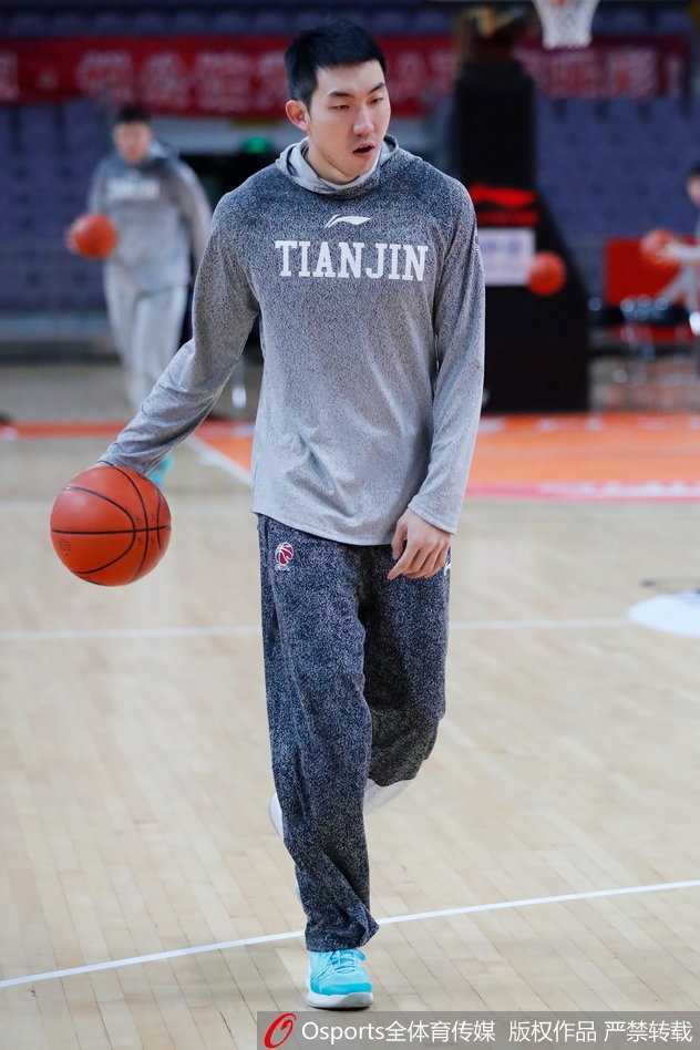 天津荣钢队积极备战第二十三轮常规赛 核心球员持球突破,脚步敏捷,眼神坚毅,防守者被他一步过掉,展现出极强的个人攻击力。