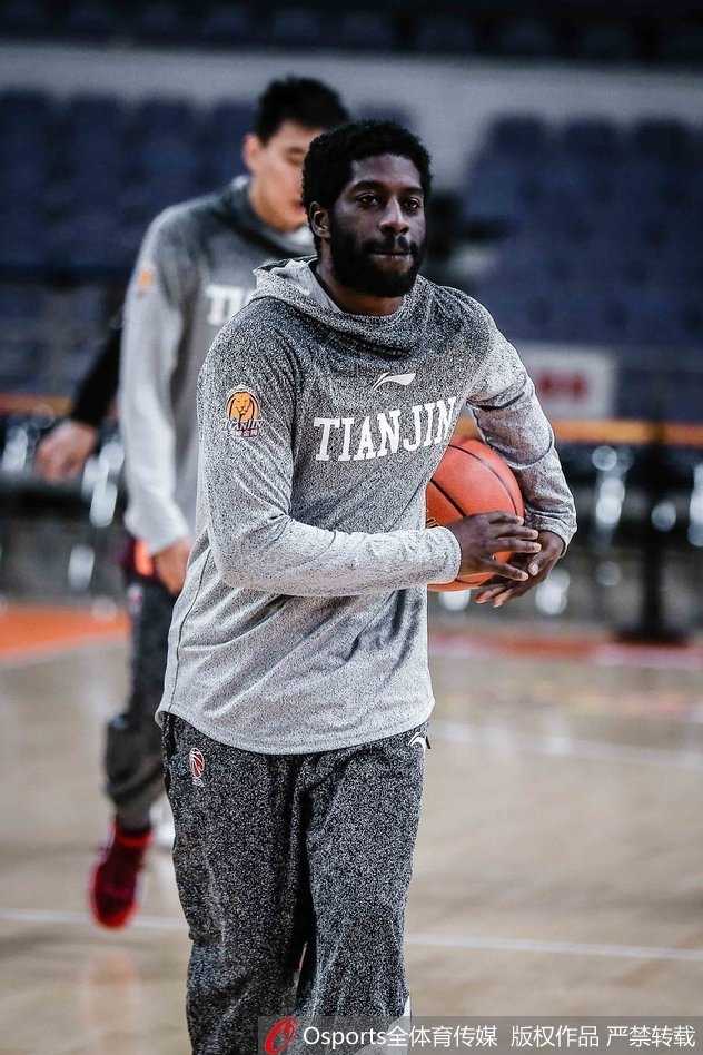 天津荣钢队积极备战第二十三轮常规赛 主教练手持战术板,神情严肃地为队员们讲解跑位路线,队员们认真倾听,眼神中充满对胜利的渴望。