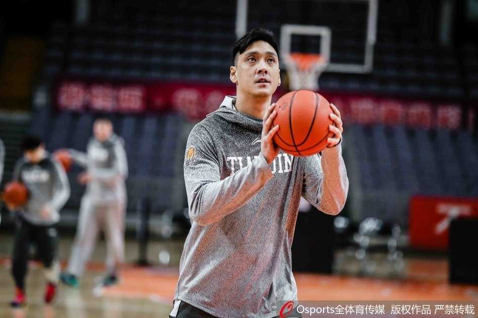 天津荣钢队积极备战第二十三轮常规赛 对抗训练中,两名队员奋力争抢篮板球,肌肉碰撞的激烈感仿佛已提前点燃了赛场战火。