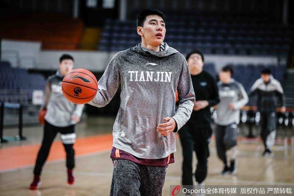 天津荣钢队积极备战第二十三轮常规赛 队员们在地板上认真进行拉伸训练,肌肉线条分明,体能教练在一旁细心指导,确保每个动作都发挥最大效果。