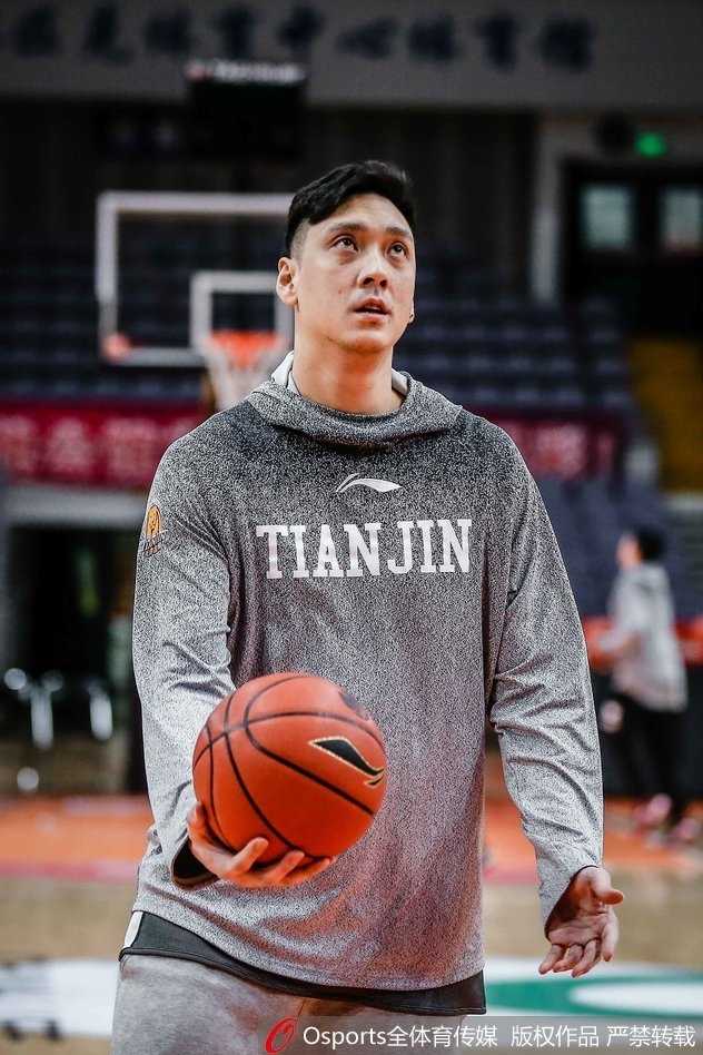 天津荣钢队积极备战第二十三轮常规赛 天津队射手在严密防守下高高跃起,篮球从指尖飞出,空心入网瞬间激起场边一阵欢呼。